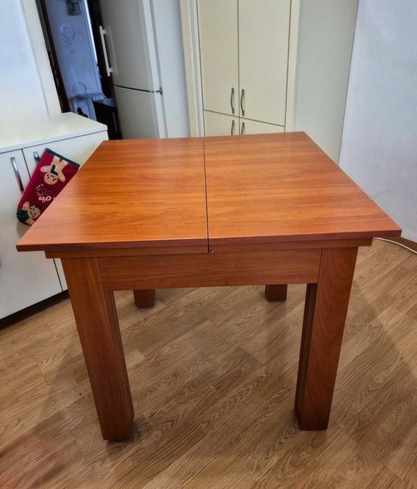 Разтегателна трапезна маса – 80 → 120 см, запазена и стабилна.