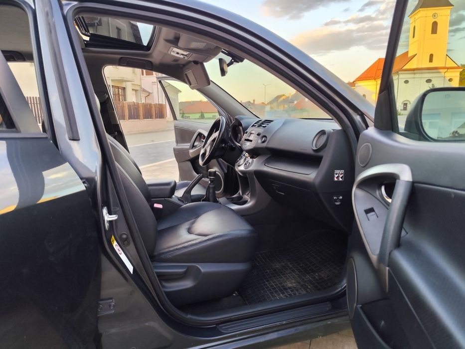 Vând Toyota RAV4 4x4 2.2 TDI cp 177