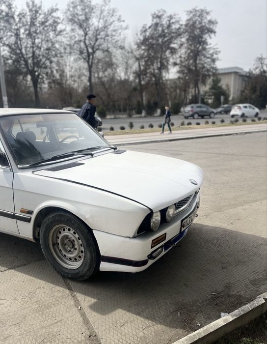 BMW сотилади срочни 2л матор. Утиб берилидиган жойи бор !