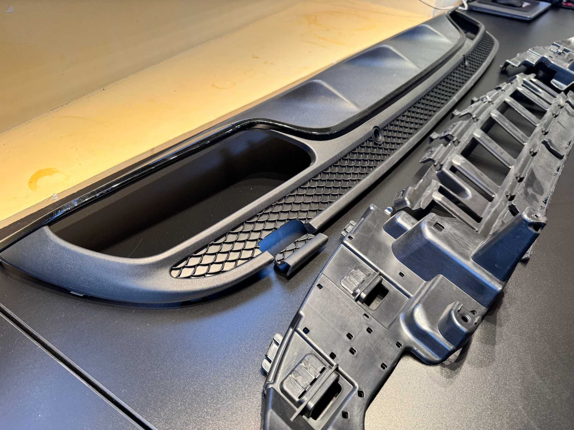 Difuzor Bara Spate + Tips uri - Mercedes W205 C63 Black Design