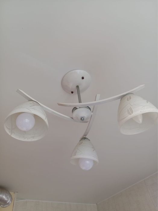 Продам люстры в зал и кухню