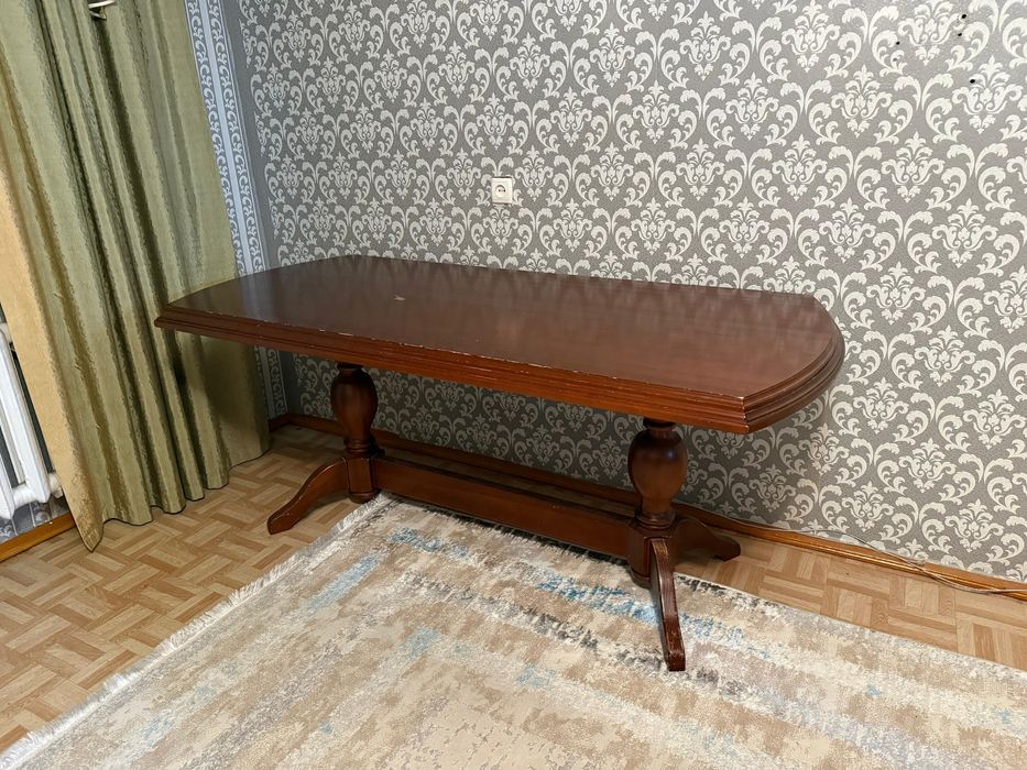 Стол из деревянного массива