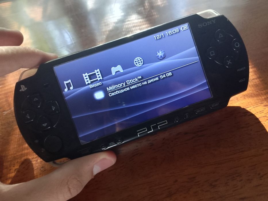 Продаю Psp 2000 с зарядкой