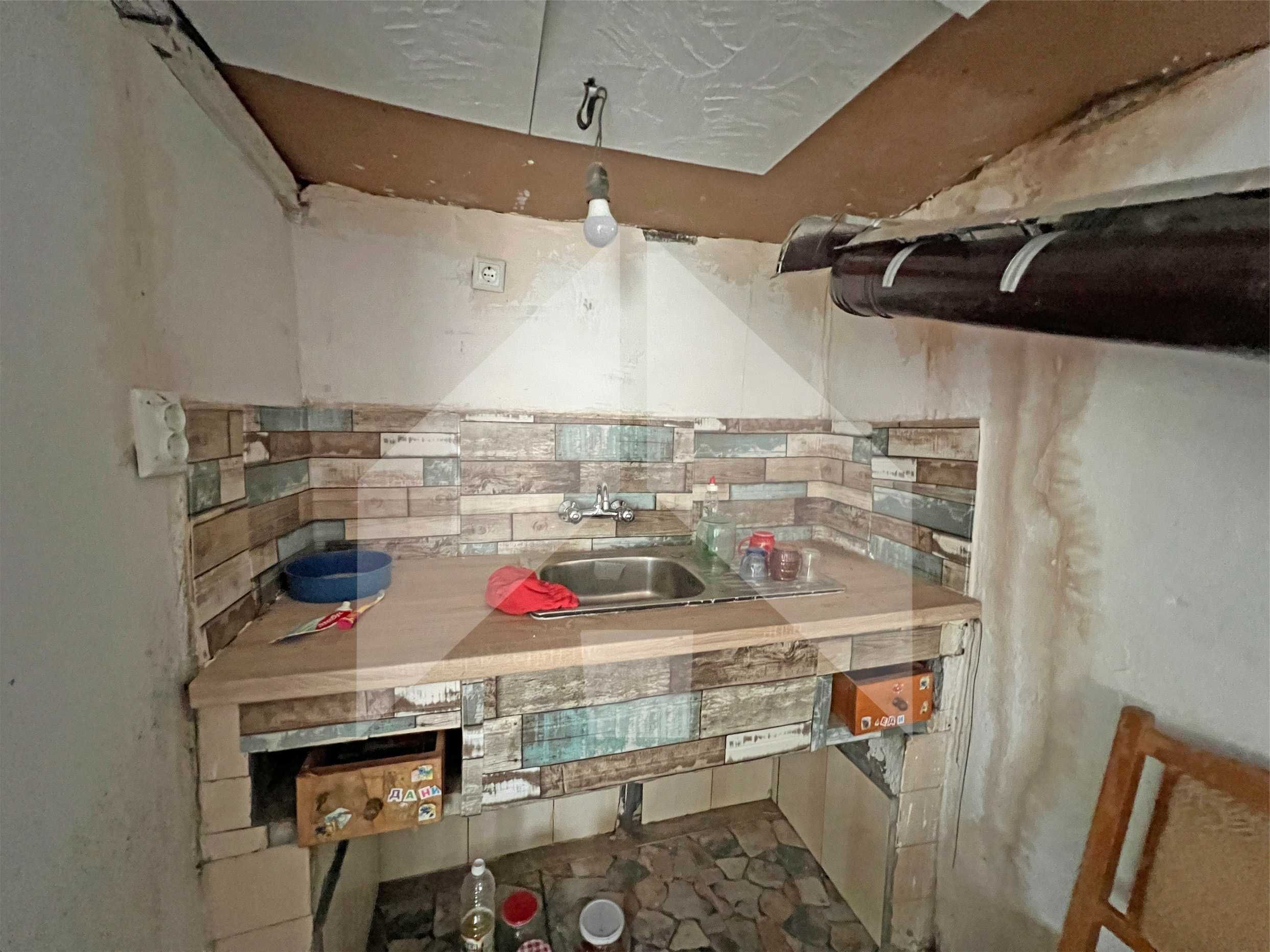 Продава имот 2 ДКА с две къщи в с. Писарево, общ. Н. пазар, обл. Шумен