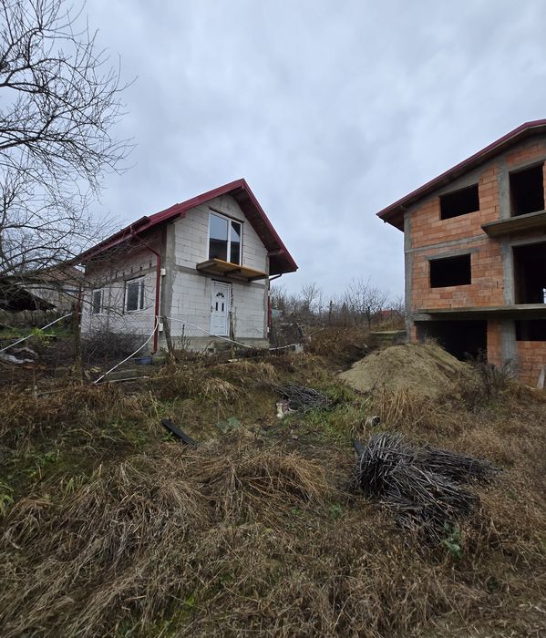 Vând sau schimb cu apartament, casa la rosu cu 1150 mp teren