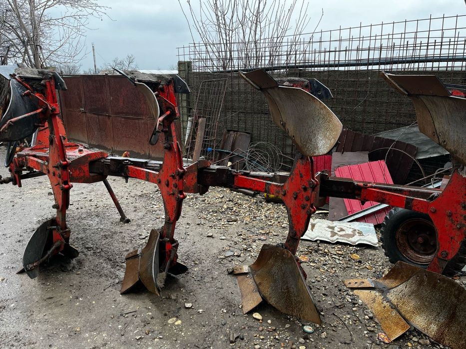 Vând tractor john deere 3650 și plug cu 4 brazde reversibil.Negociabil