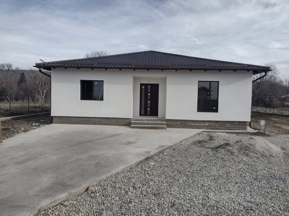 Vand casa pe structura metalica