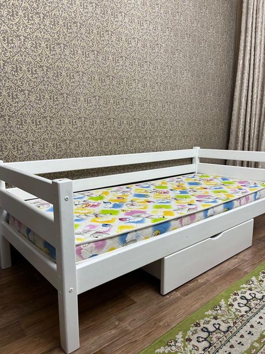 Детский кровать.