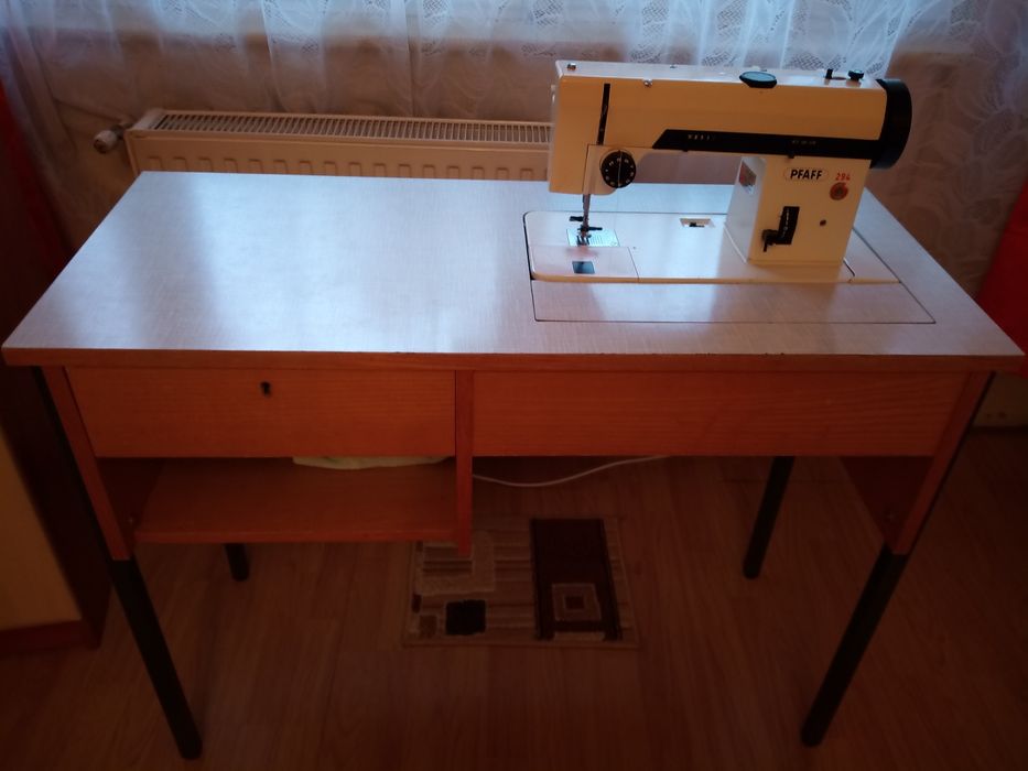 Vând mașină de cusut Pfaff 294 cu masă