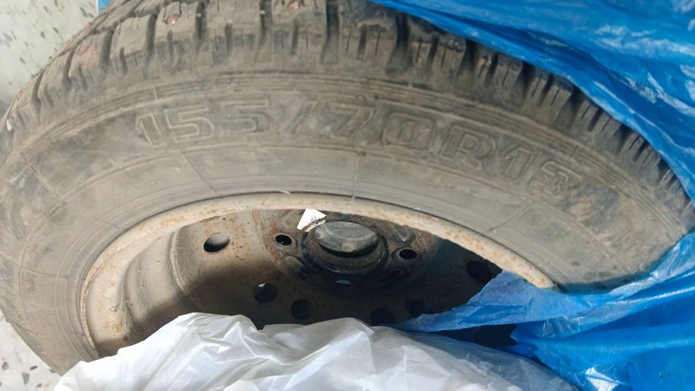 Зимние шины 155/70 R13 на дисках
Два баллона с небольшими грыжами