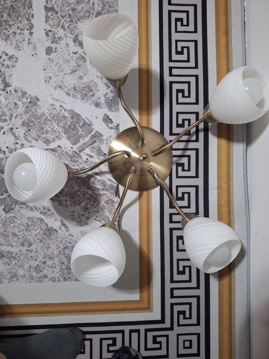 Продам Люстра 5 рожков хорошем рабочем состояние.