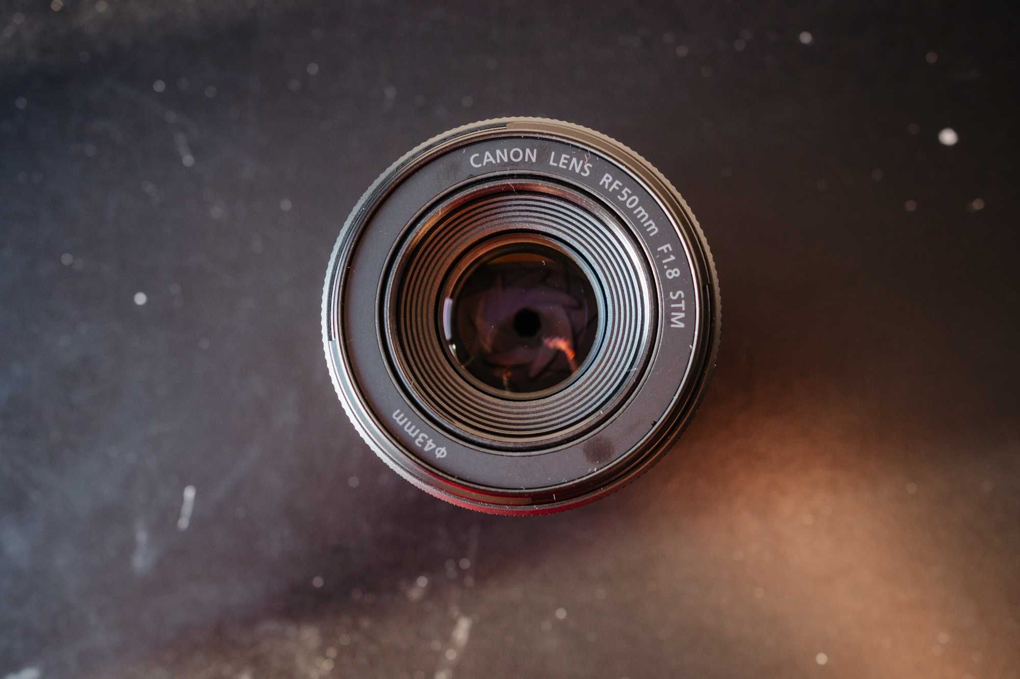 Canon RF 50mm f/1.8 STM nou – mic, ușor și super luminos!