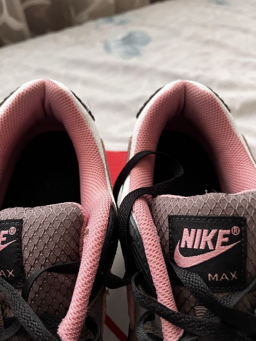 Nike Air Max 90 почти нови с дребна забележка