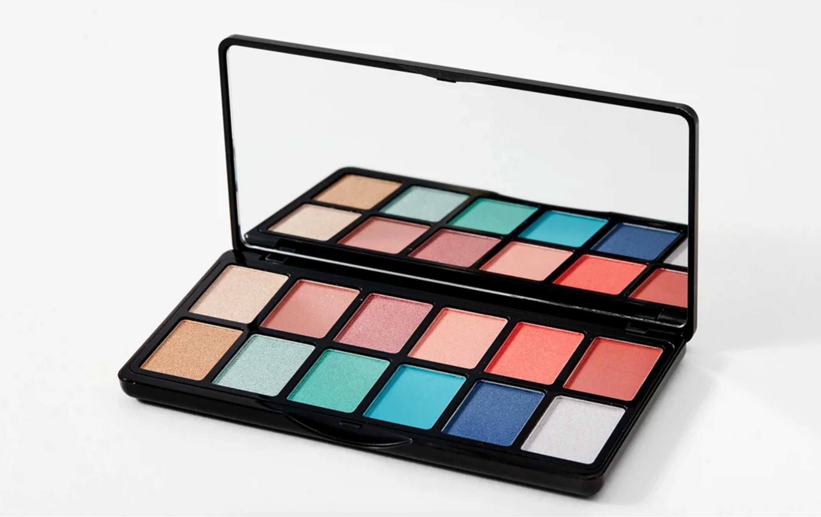 палитра теней 
L.a. girl fanatic EYESHADOW PALETTE