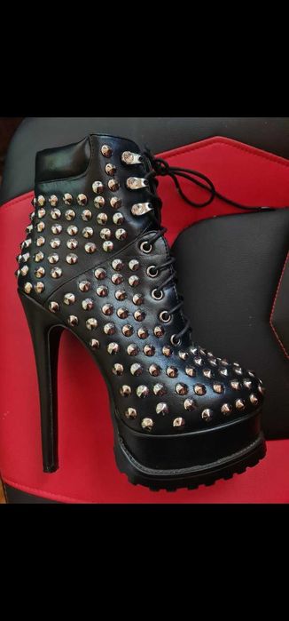 Уникални боти  с платформа, висок ток и капси