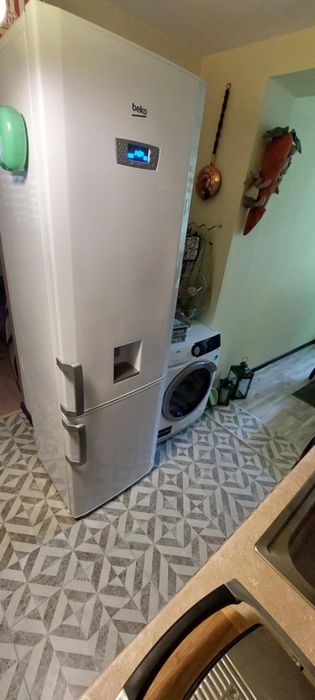 Хладилник с фризер Beko.