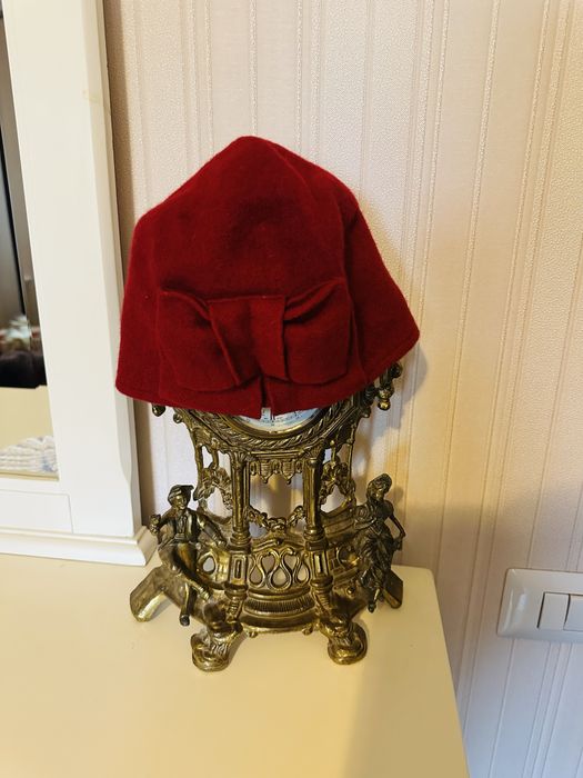 Palarie / caciula , eleganta cu fundita , din lana virgina , noua