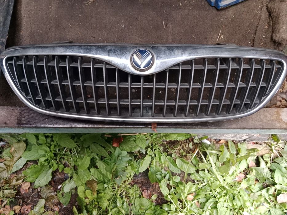 Продам решетку радиатора на Мазда Кседокс 9