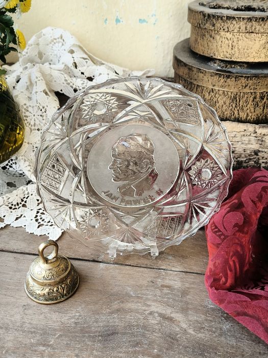 Кристална чиния.