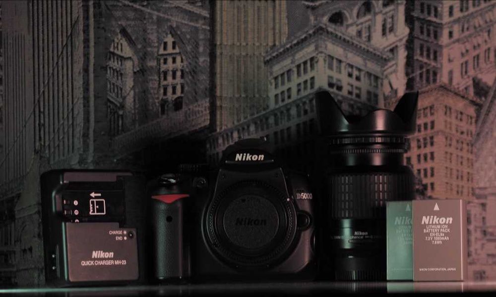 Nikon D5000 + обектив Nikon 18-55mm DX