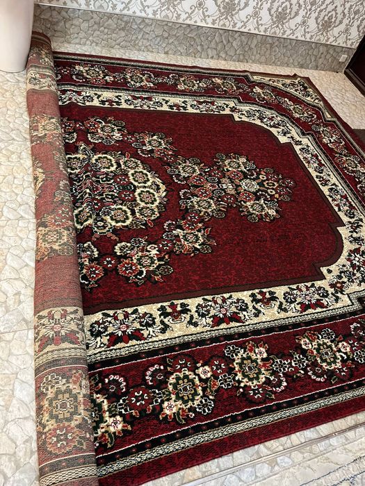 Ковер с узорами красный