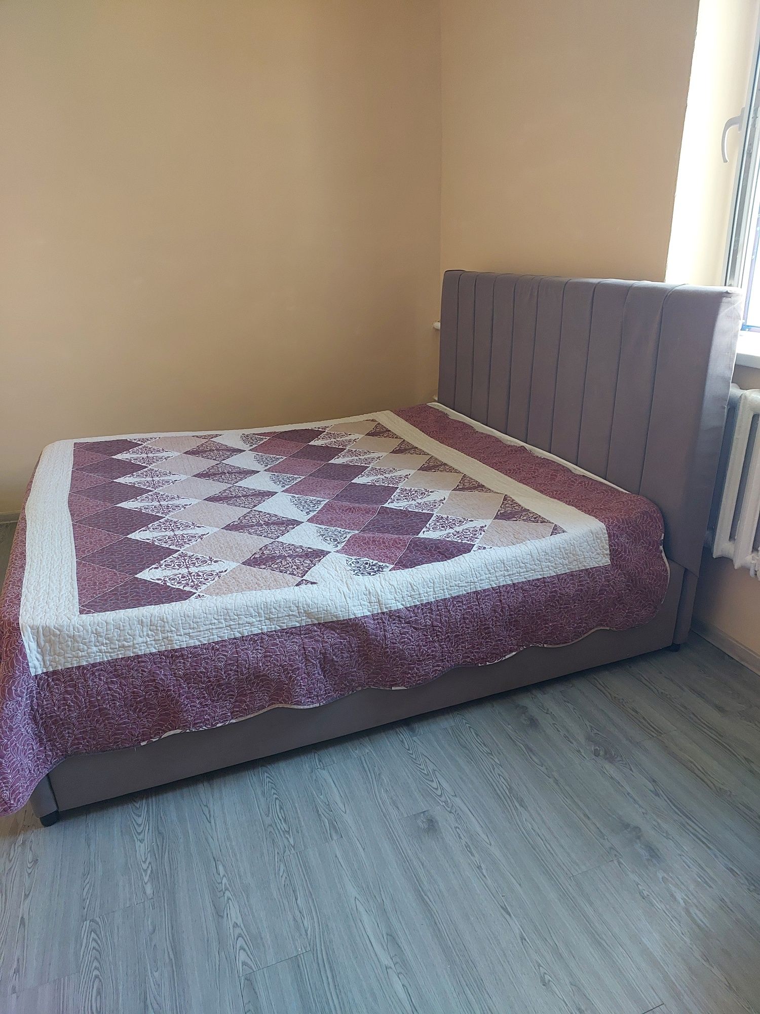 Продам двухспальнюю кровать с матрацем