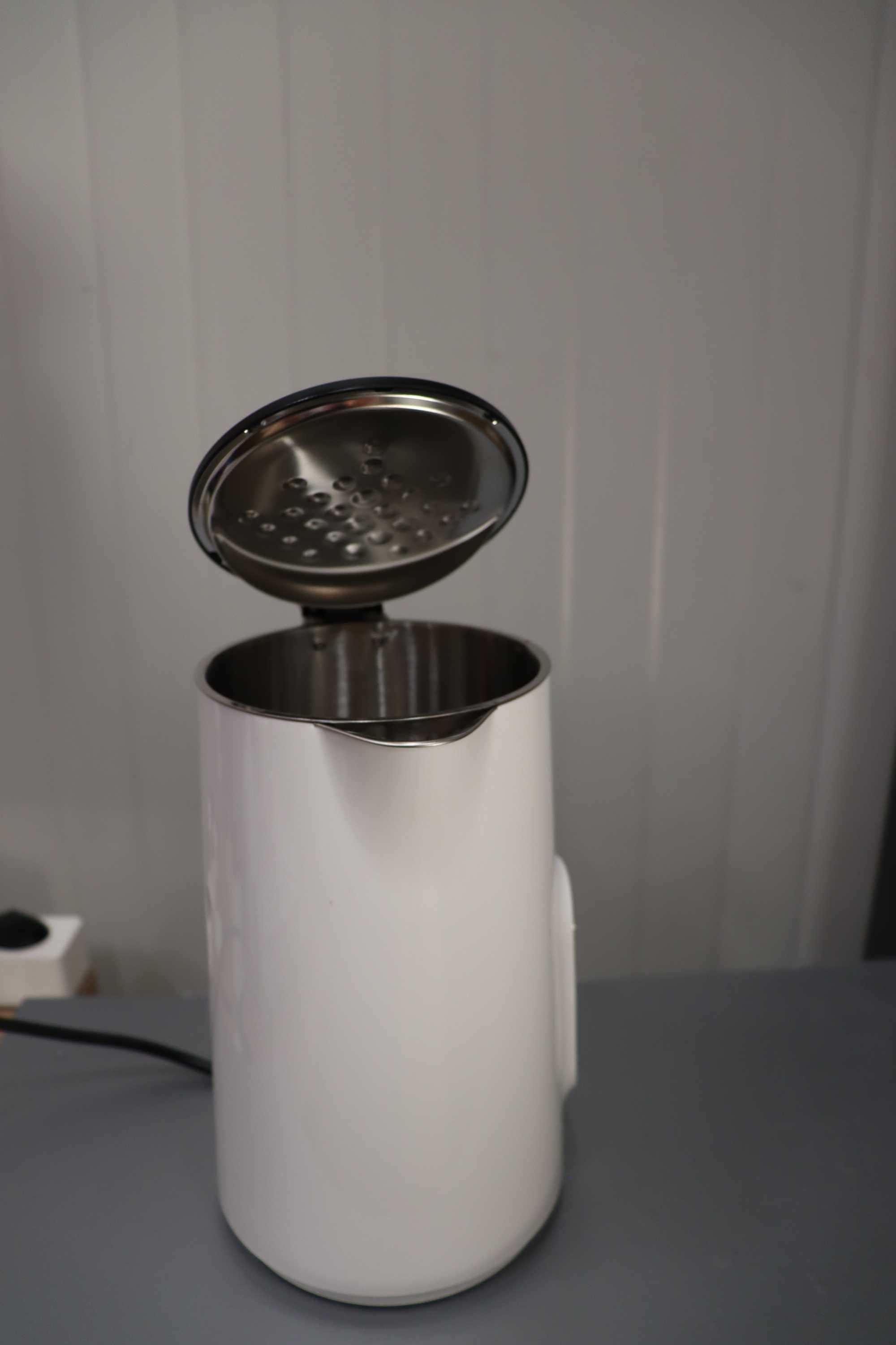 Кана Midea с настройка на температурата 45°C - 100°C, 1,5 литра, 2200W
