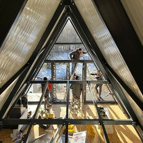 Casă nouă, construită pe structură metalică, potrivită pentru locuire,