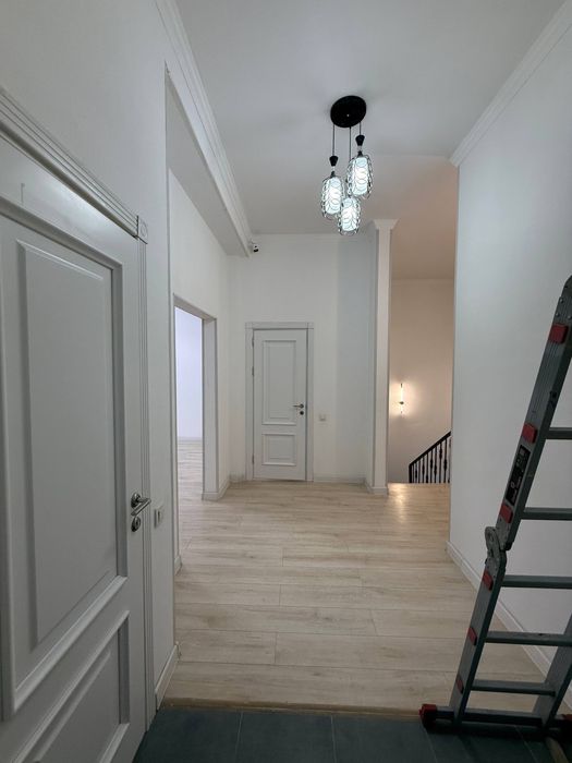 Mirobod Greenwich da 1-qavat 5 xona 125 kv kvartira sotiladi