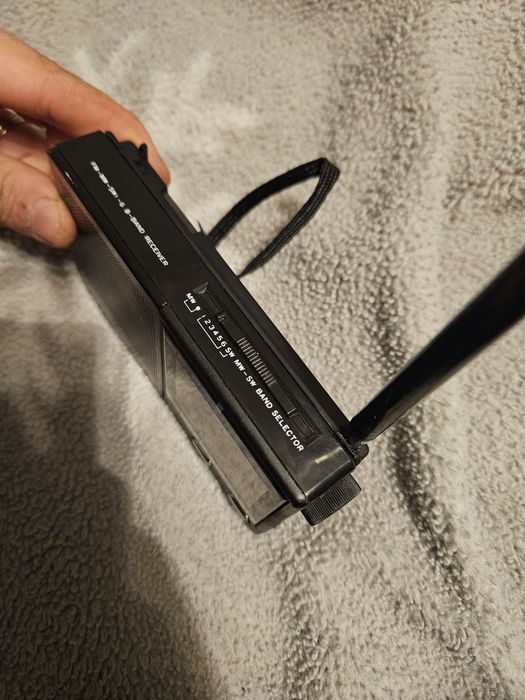 Vând radio cu baza de baterie