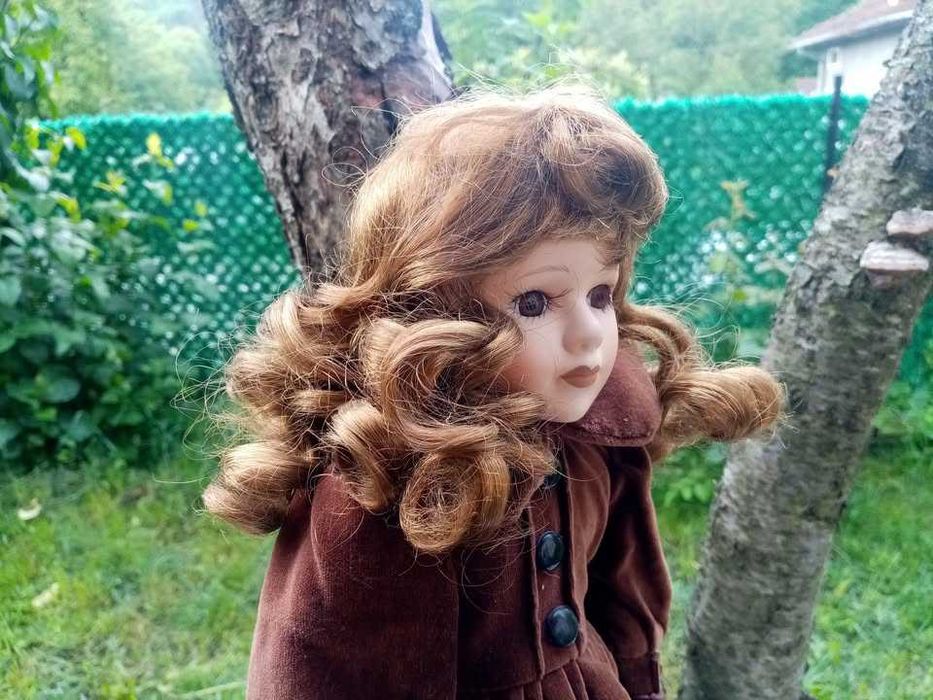 Колекционерска порцеланова кукла