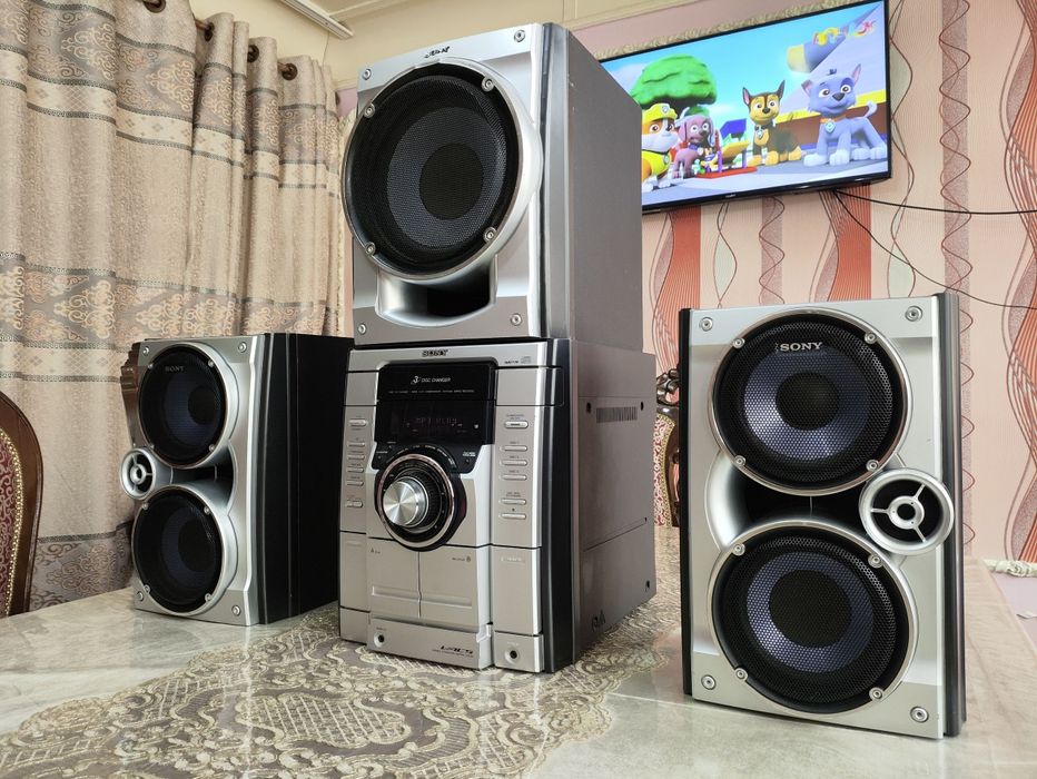 Sony 2.1 subwooferli muzikalniy sentr sotiladi