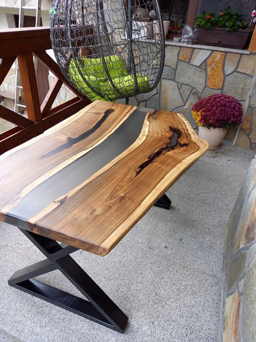 Масивна  маса от епоксидна смола и орех