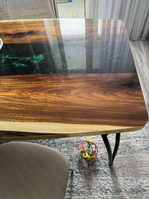 Продам стол со стульями в отличном состоянии , почти новые .