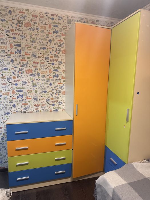 Продам детскую мебель с двумя кроватями