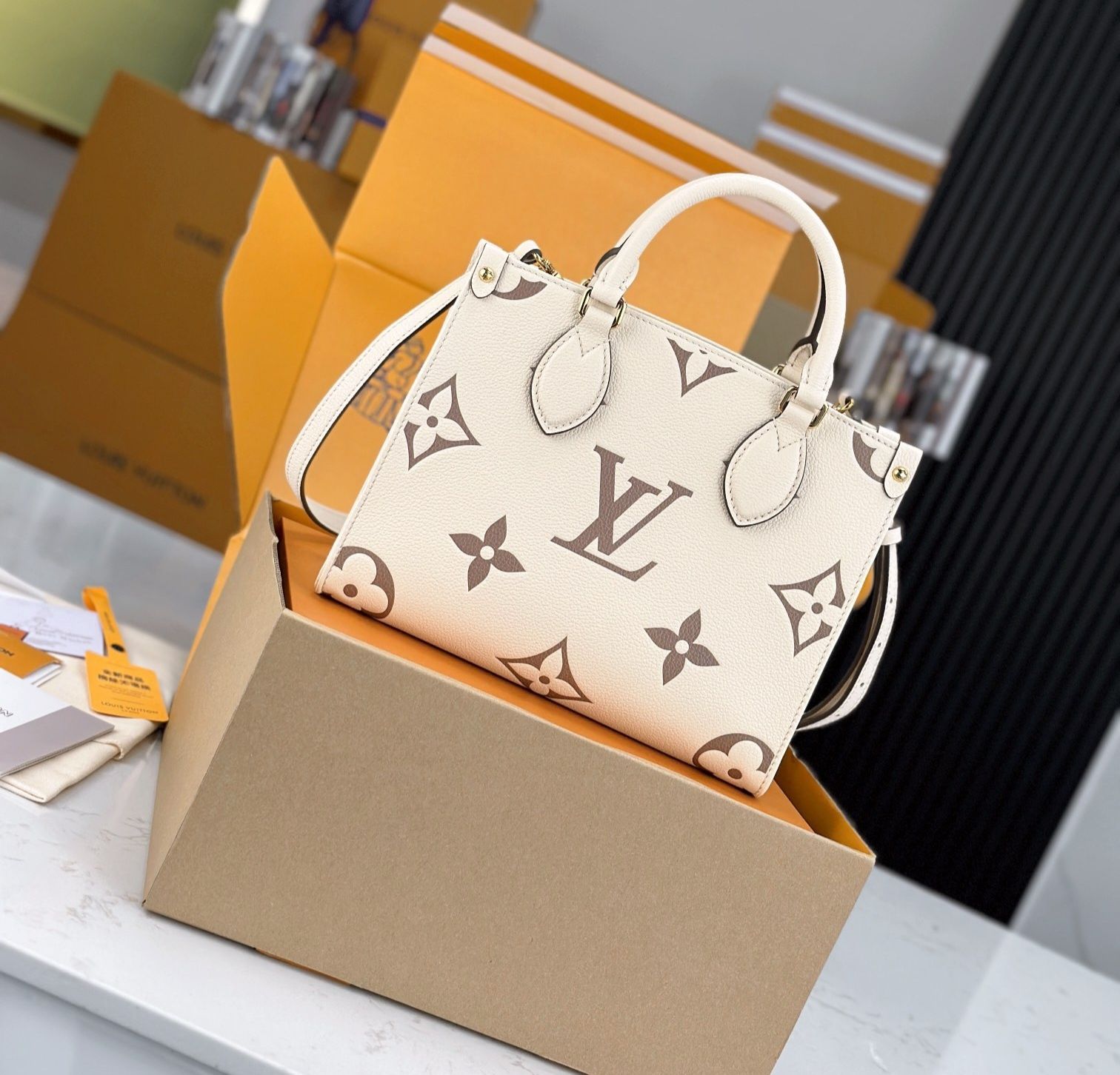 Geanta Louis Vuitton Onthego 25cm crem, tip Premium