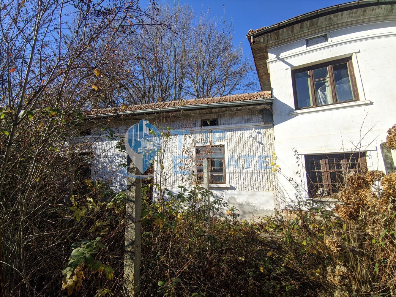 Двуетажна тухлена къща с голям двор в село Добромирка