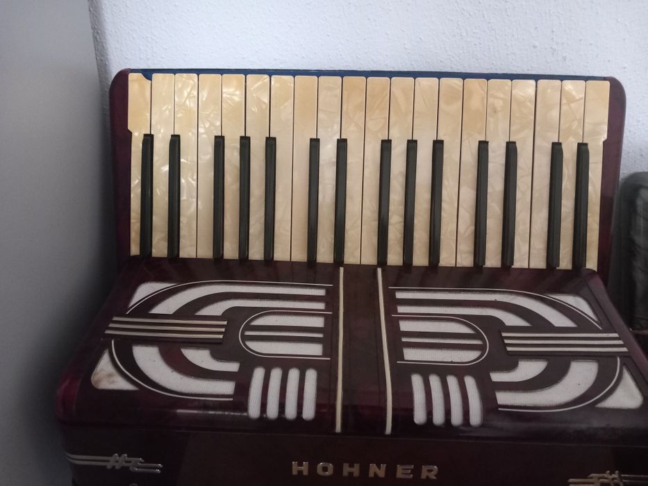 Hohner de vanzare 48 basi acordeonul arata bine are burduf original ac