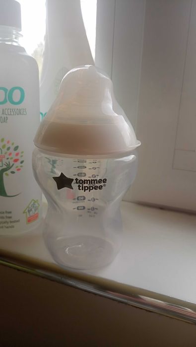 Шишета с биберони Tommee tippee