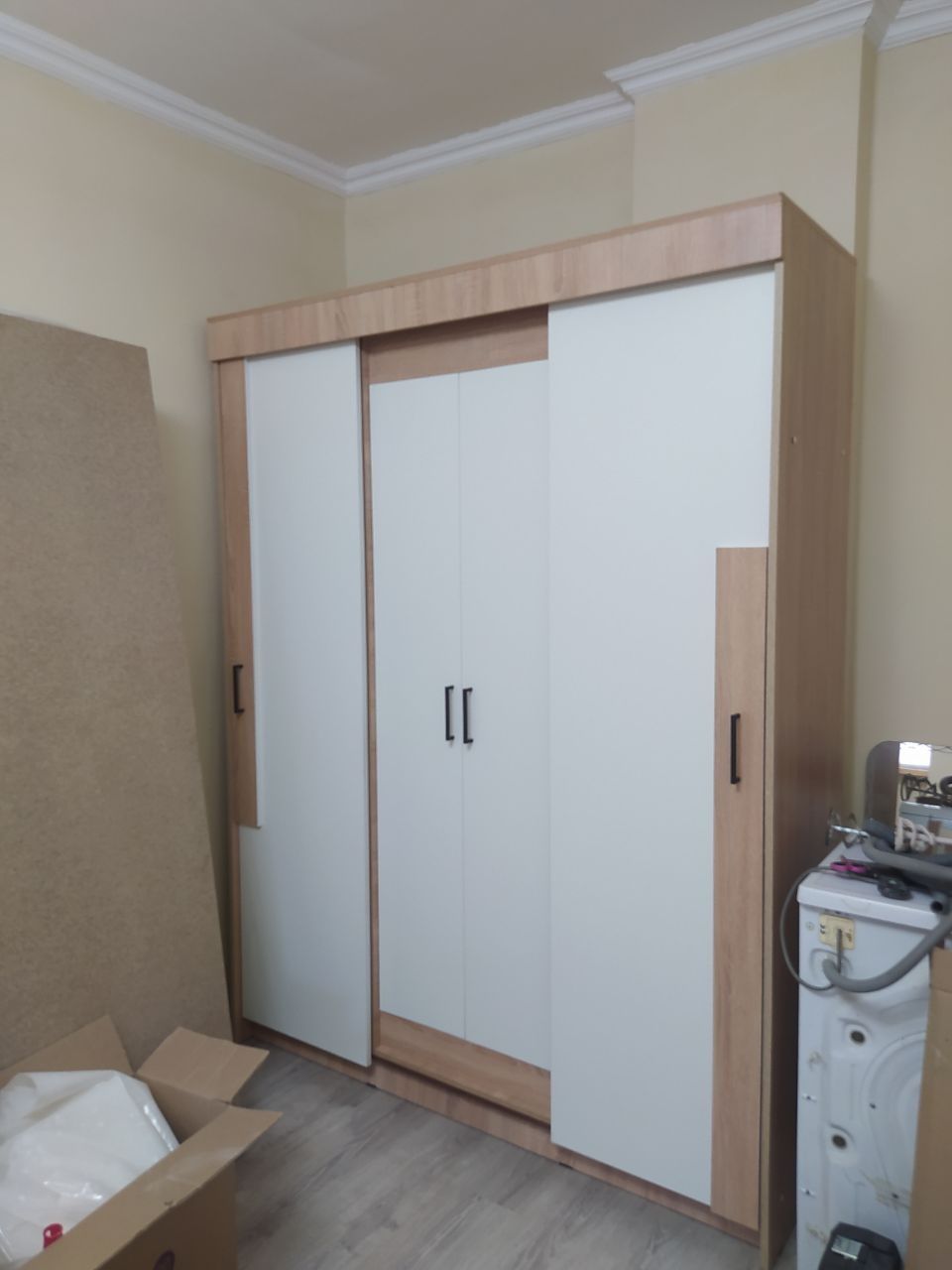 Шкаф для одежды в комнату или в прихожую
