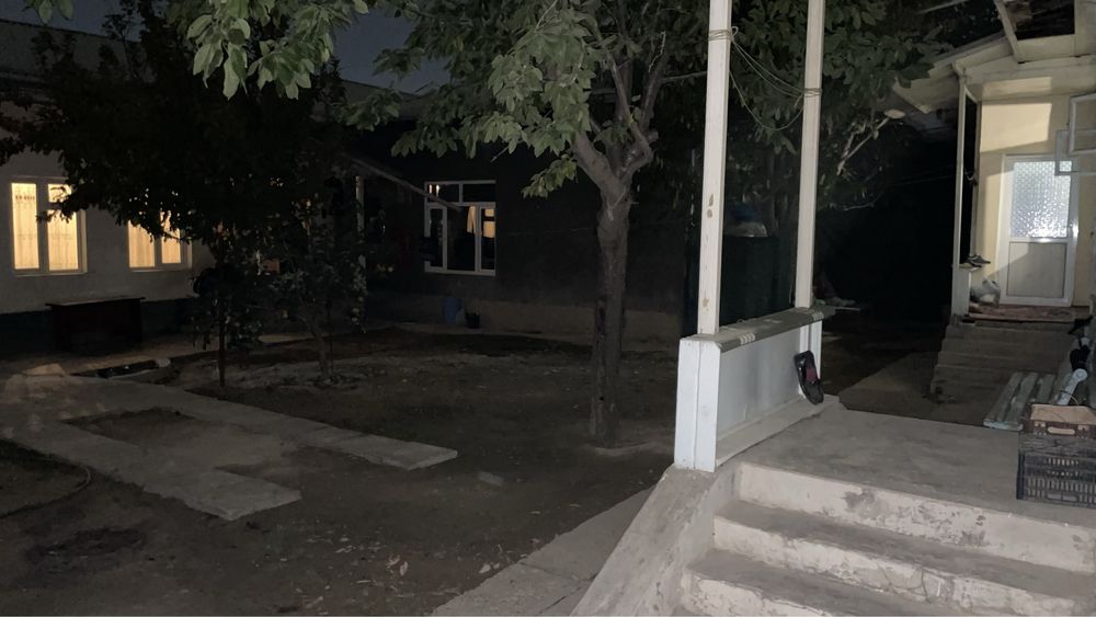 Uy sotiladi bodomzor 5,7 sotix