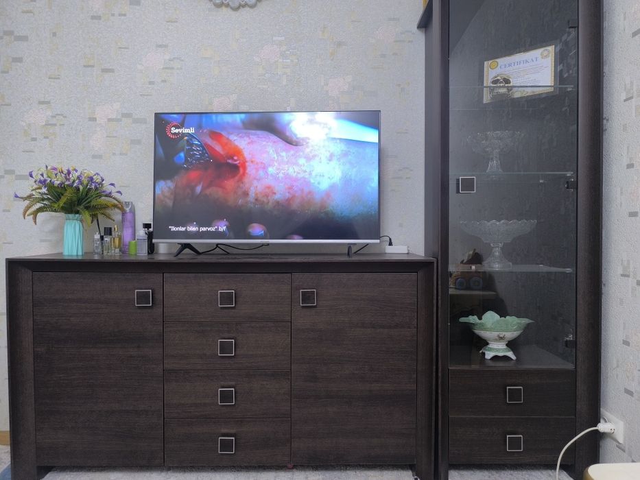 Витрина  шкаф. Полшаники. Холати жуда яхши.