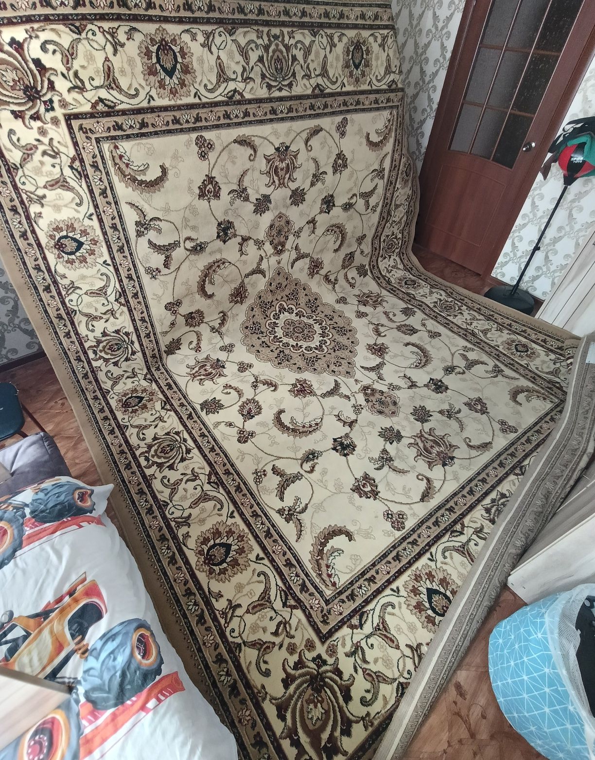 Продам ковёр в хорошем состоянии 3.90*2.95
