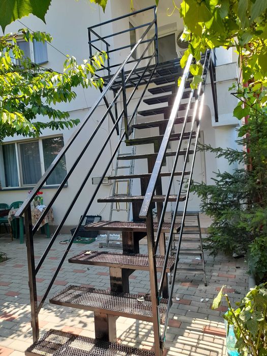 Scări interioare cu trepte din lemn masiv