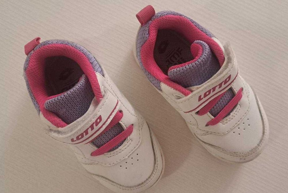 Adidasi LOTTO marime 22, super intretinuti, aproape NOI