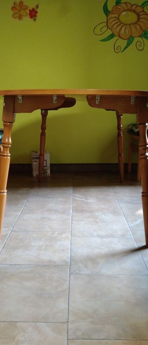 Masă ovală din lemn de bucătărie