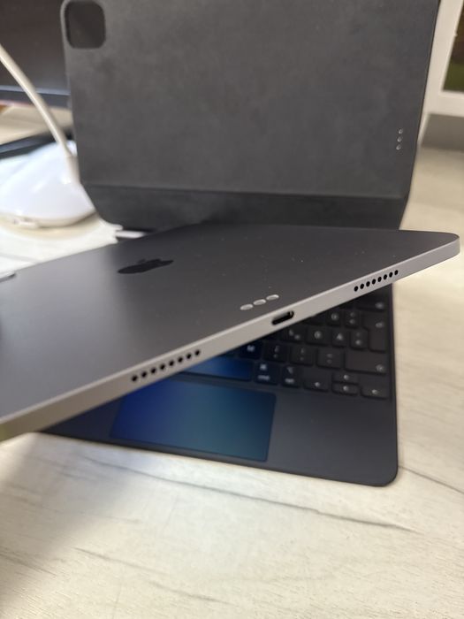 Ipad Pro 11 4th gen M2 128Gb wi-fi + husa cu tastatura cadou