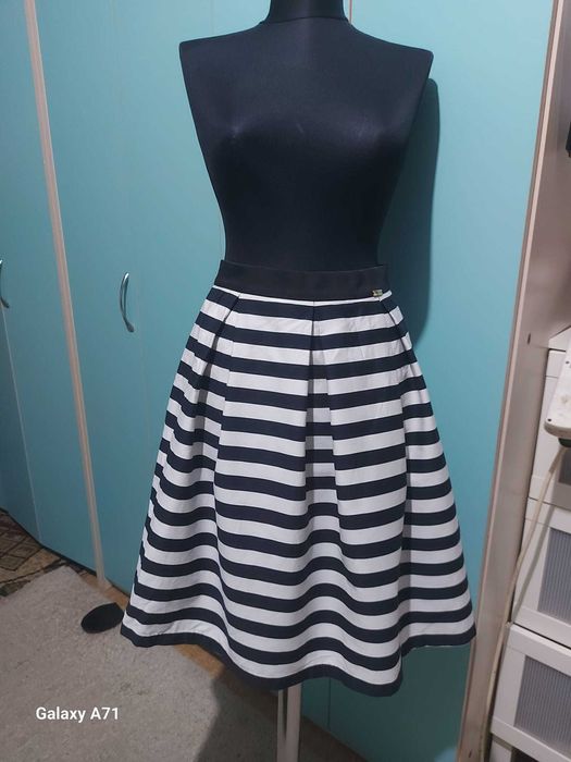 Fusta Hermosa alb/negru in dungi, mas. S