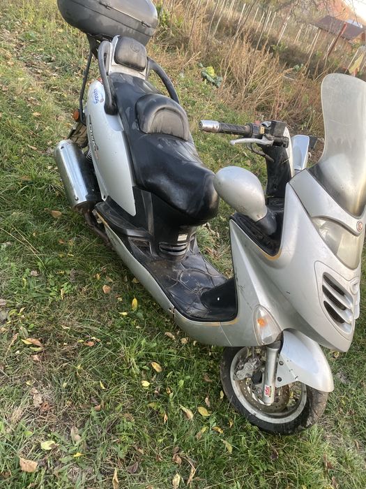 Vand 3 scutere si o motocicleta