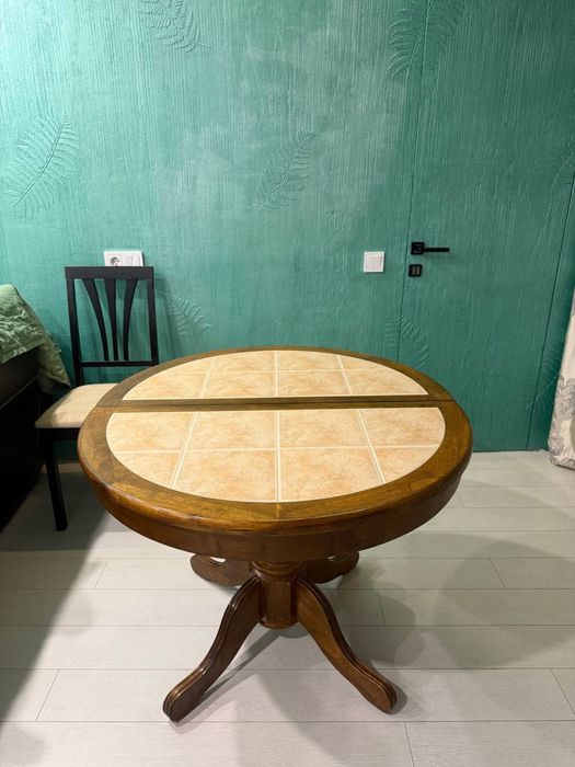 Обеденный круглый стол